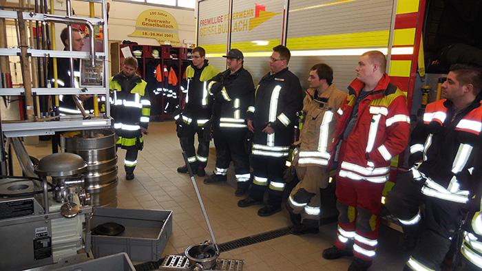 Lehrgang „Erstmaßnahmen bei einem Gefahrgutunfall“, Bild 2