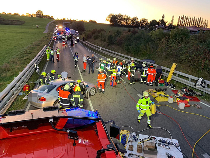 Schwerer Verkehrsunfall auf der B2, Bild 02