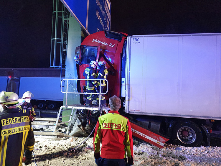 Schwerer Verkehrsunfall mit LKW, Bild 1