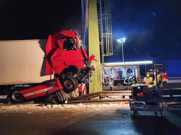 Schwerer Verkehrsunfall mit LKW, Bild 2