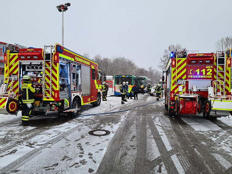 Busunfall mit mehreren Verletzten Personen in der Hasenheide