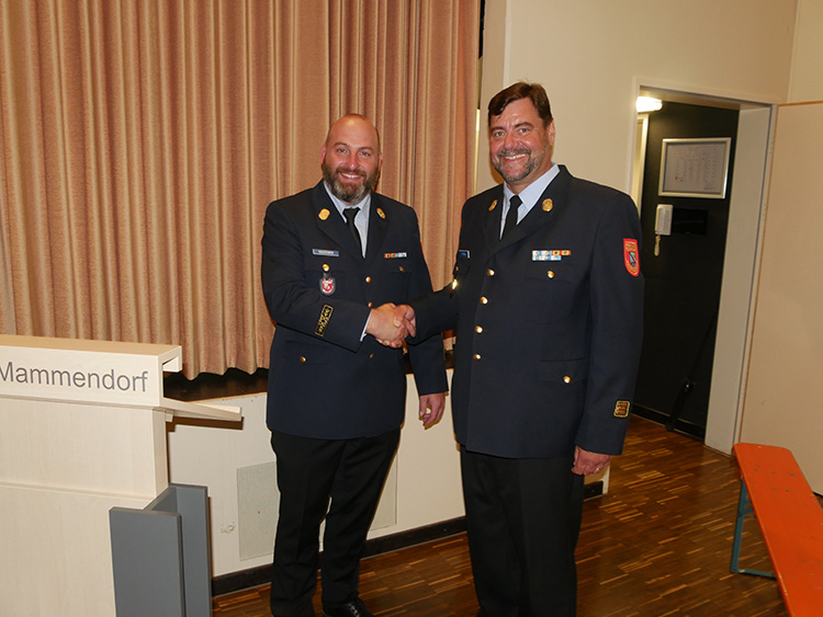 Kreisbrandrat Christoph Gasteiger gratuliert Kreisbrandinspektor Hendrik Cornell zur Bestellung zum stellvertretenden Verbandsvorsitzenden