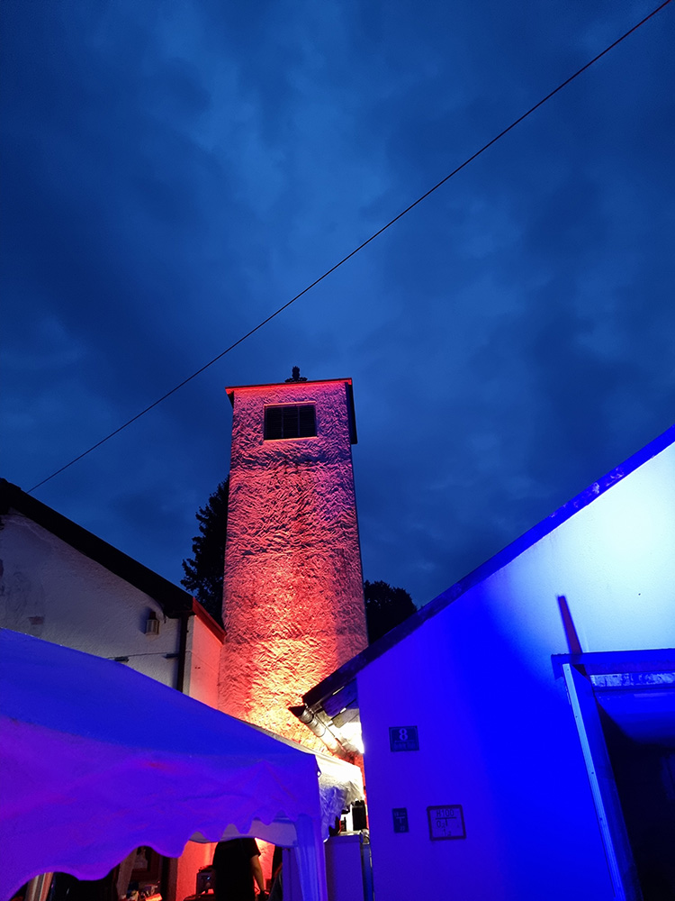 Schlauchturm der Feuerwehr Althegnenberg in neuem Licht