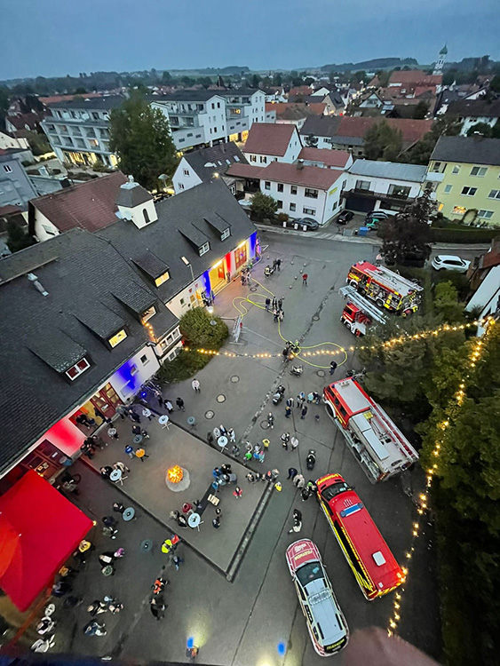 Der Hof der Feuerwehr Maisach aus Sicht der Drehleiterbesatzung