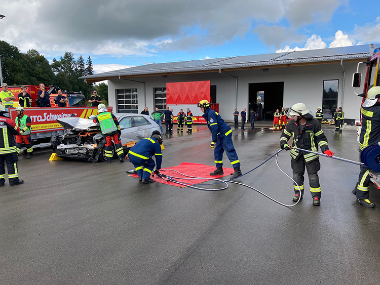 Gemeinsame Schulung zu Hochvoltfahrzeugen des Kreisfeuerwehrbands Dachau mit Feuerwehr, THW und ADAC, Bild 2