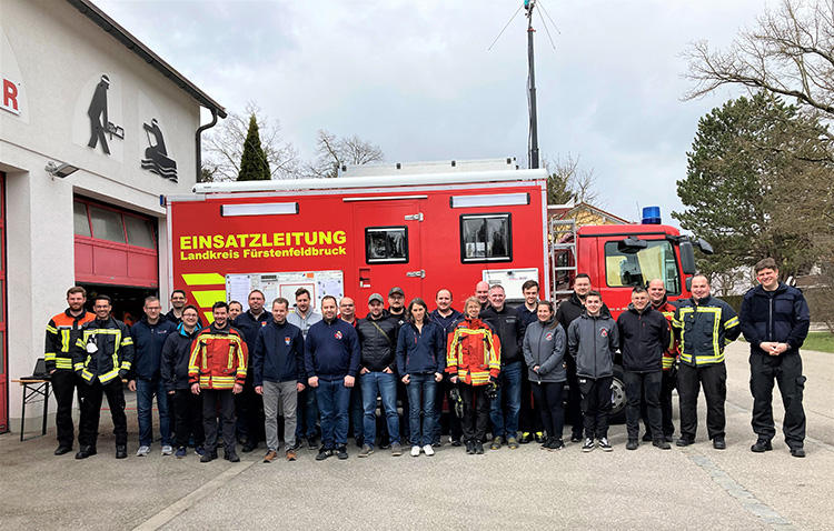 Die neuen Führungsassistenten der Ortsfeuerwehren und ein Teil der Ausbilder vor dem ELW2 der UG-ÖEL.