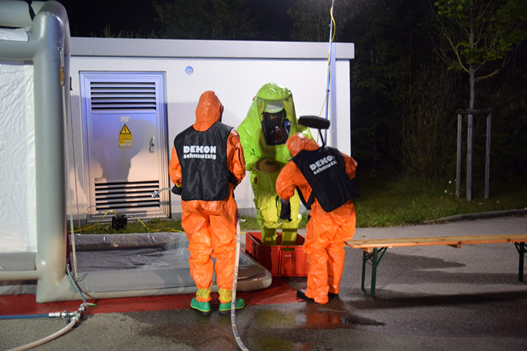 Die Einsatztrupps werden nach den Arbeiten Dekontaminiert