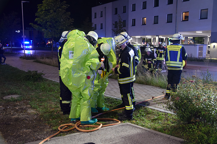 Die Trupps im Chemikalienschutzanzug erhalten ihren Einsatzauftrag