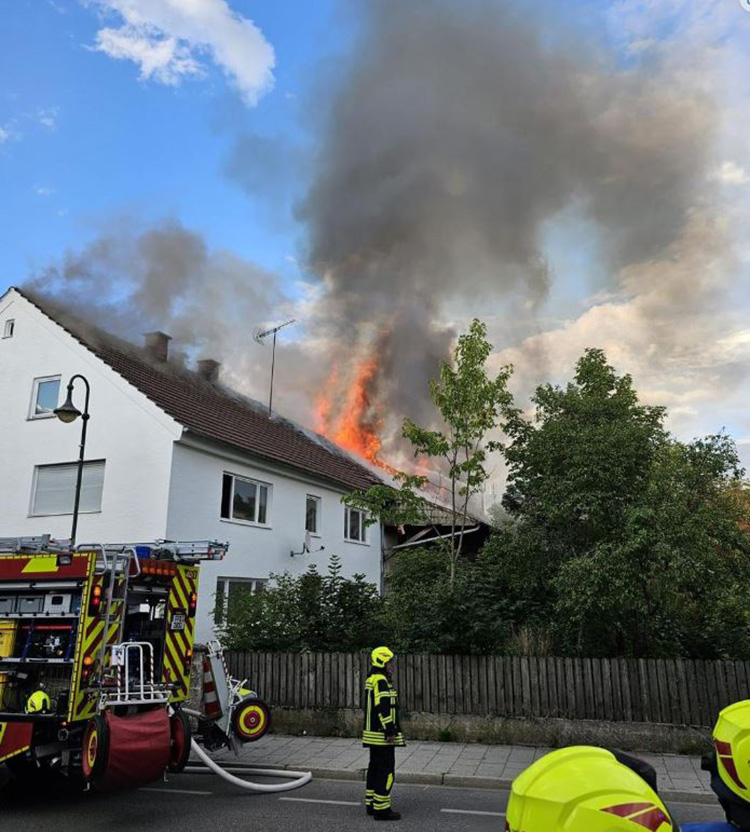 Großbrand einer Scheune im Ortskern von Maisach, Bild 1