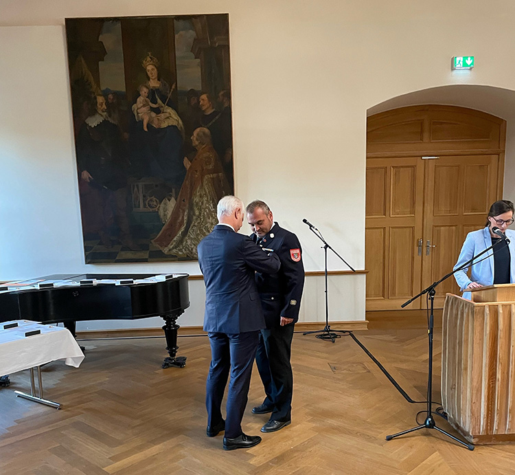 Verleihung des Steckkreuzes für besondere Verdienste des Feuerwehrwesens an Kreisbrandmeister Alexander Lichti, Bild 1