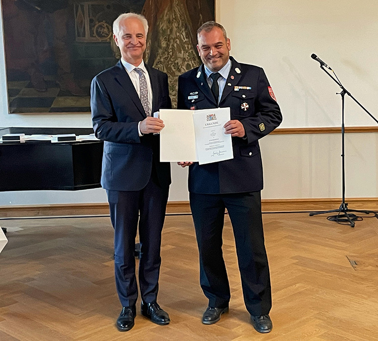 Verleihung des Steckkreuzes für besondere Verdienste des Feuerwehrwesens an Kreisbrandmeister Alexander Lichti, Bild 2