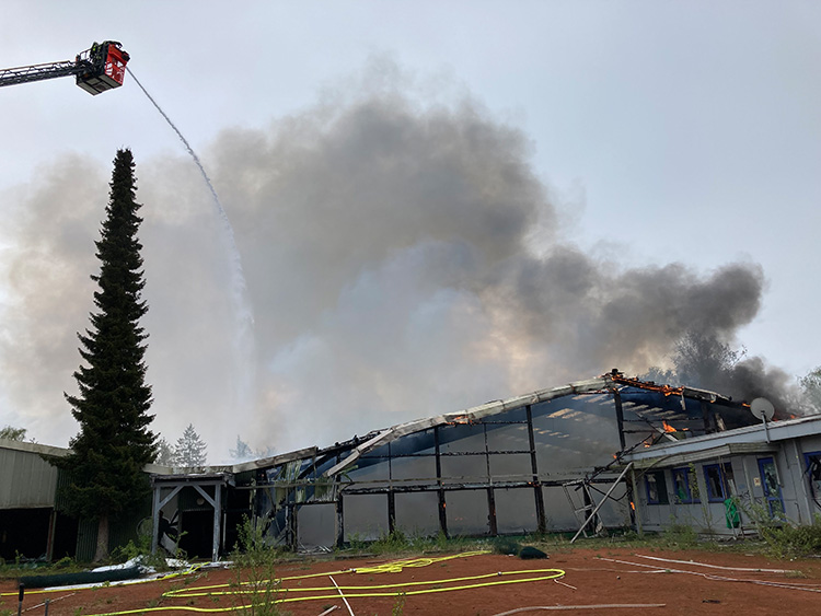 Brand einer Tennishalle in Germering ohne verletzte Personen, Bild 1
