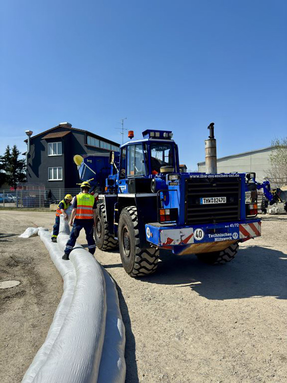 Gemeinsame Fortbildung Hochwasserschutz beim THW FFB, Bild 2