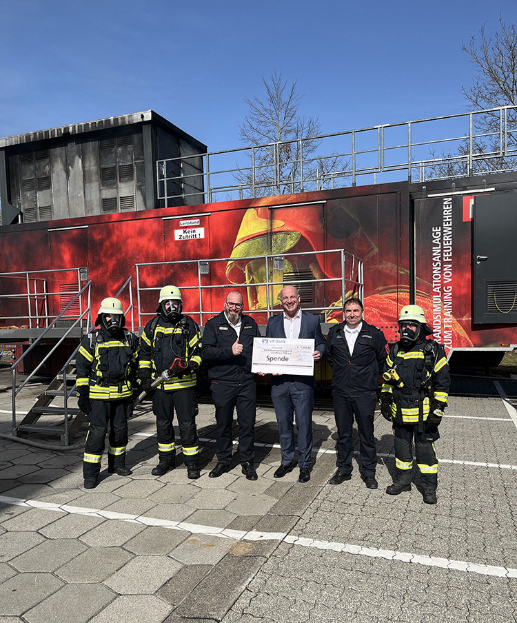 Herr Robert Fedinger, Vorstand der Volks- und Raiffeisenbank überbringt eine Spende zur Unterstützung der Realbrandausbildung der Atemschutzgeräteträger.
