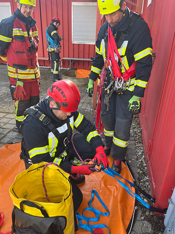 Erfolgreicher Lehrgang f&uuml;r Absturzsicherung in Eichenau, Bild 2