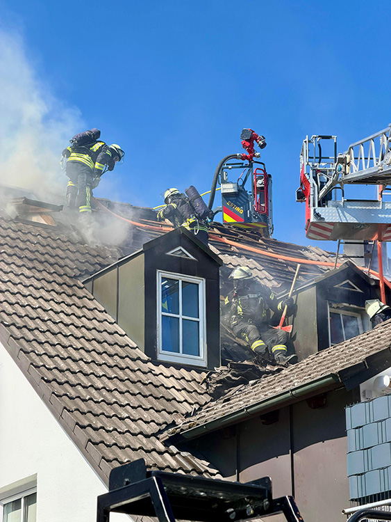 Dachstuhlbrand w&auml;hrend Maibaumaufstellung